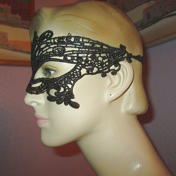 GOTHIC Black CROCHET LACE Eye Mask COSPLAY Party HALLOWEEN Mardi Gras MASQUERADE - Picture 1 of 8